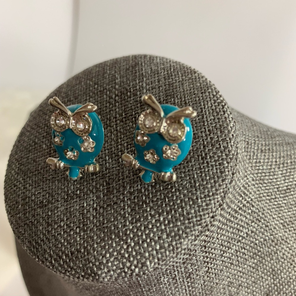 Owl shaped pierced earrings